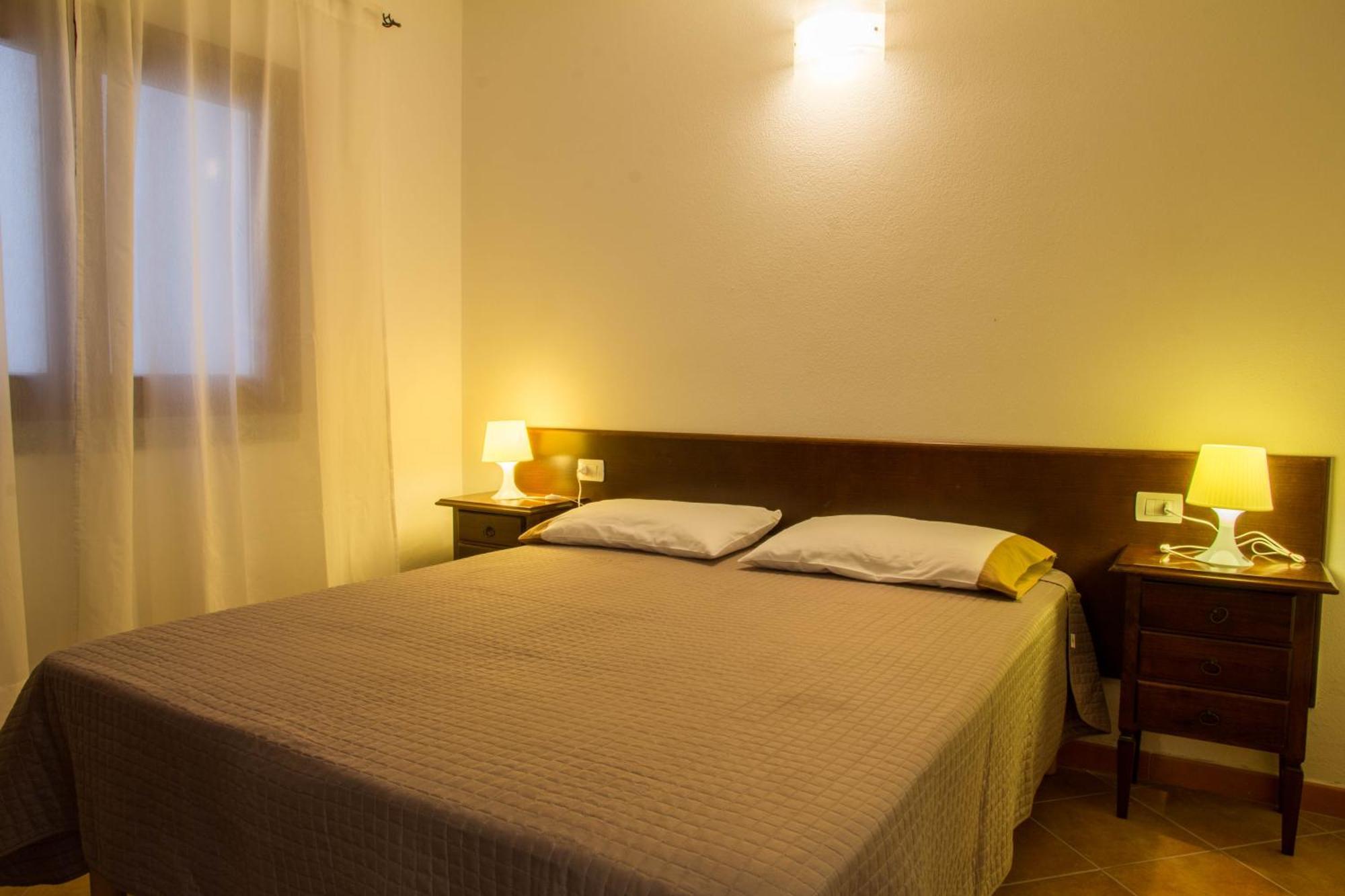 Gf Apartments Li Seddi Badesi Exterior foto