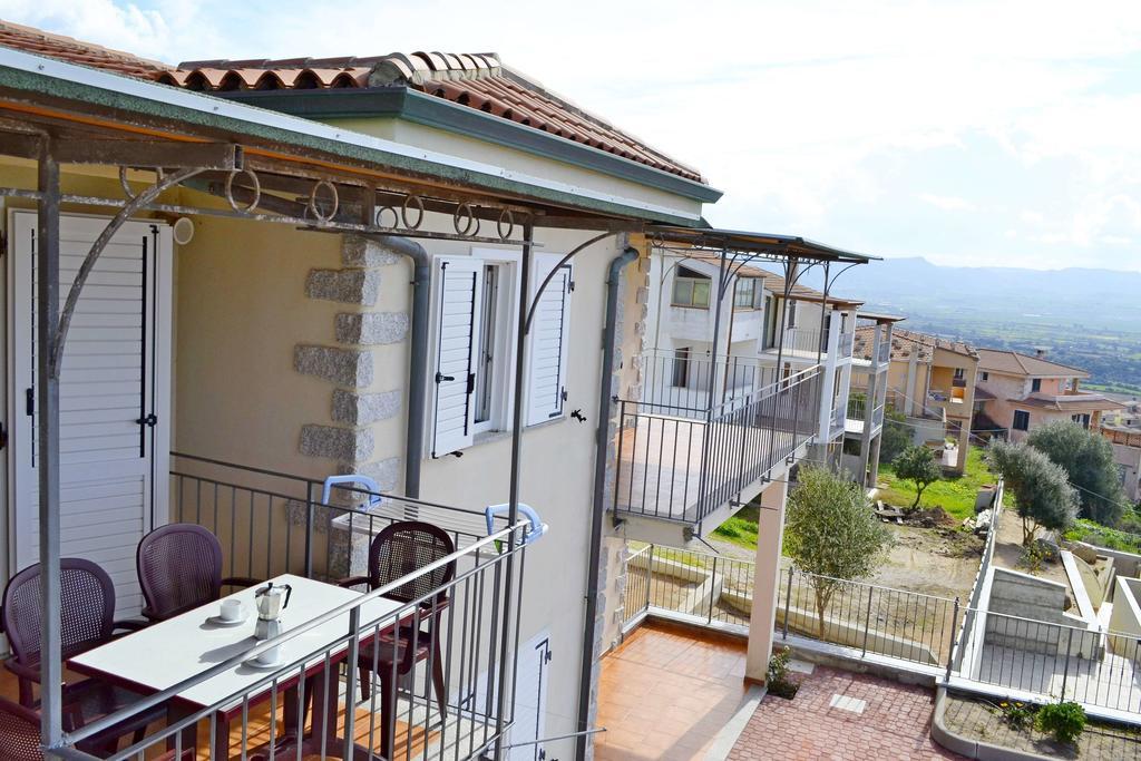Gf Apartments Li Seddi Badesi Exterior foto
