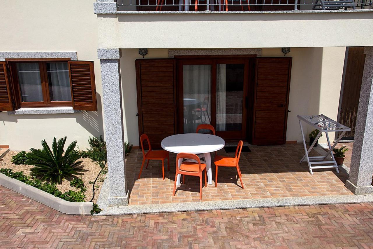 Gf Apartments Li Seddi Badesi Exterior foto