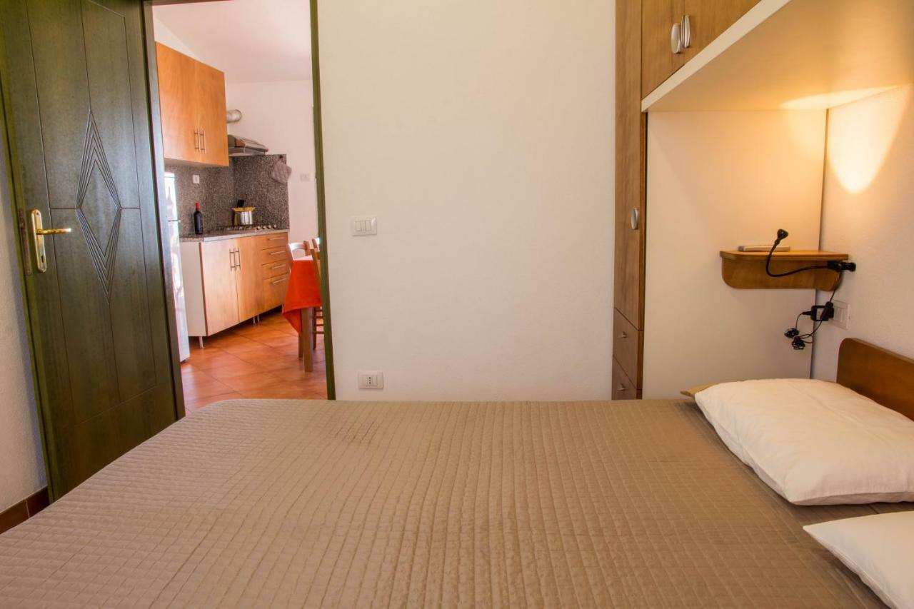 Gf Apartments Li Seddi Badesi Exterior foto